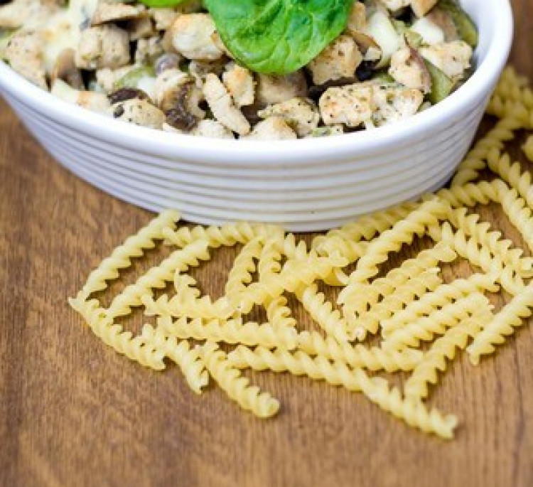 Салат из курицы с маринованными грибами и ананасами консервированными Салат из курицы с маринованными грибами и ананасами консервированными